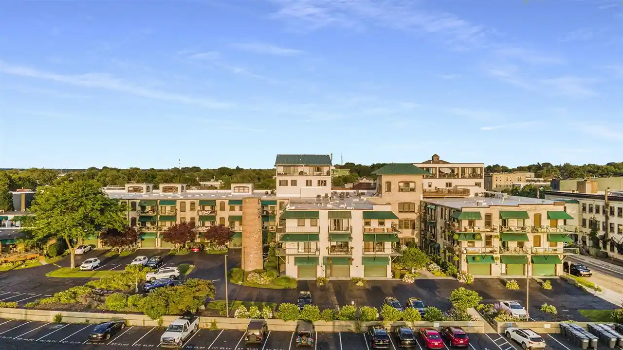 Listing Photo 2 - Condo for sale in 110 N Harbor located at 110 N Harbor, Grand Haven, MI 49417 - Unit #310