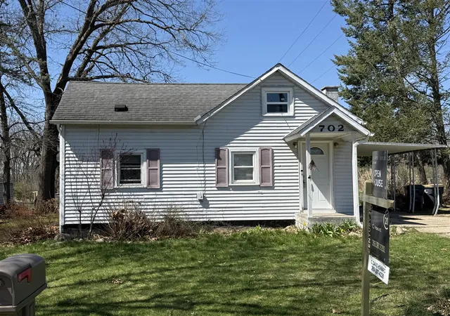 Photo 3 of Single family home for sale at 702 S Davis St, Vicksburg, MI 49097 | MLS# 70510467 | Listing updated on 2026-04-15
