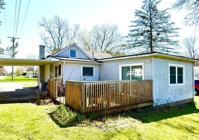 Photo 4 of Single family home for sale at 702 S Davis St, Vicksburg, MI 49097 | MLS# 70510467 | Listing updated on 2026-04-15