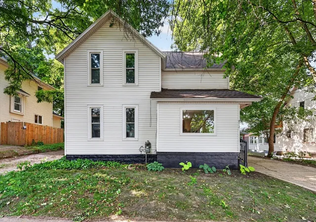 Photo 2 of Sale Pending at 832 Thomas St, Grand Rapids, MI 49506 | MLS# 70547322 | Listing updated on 2026-09-08