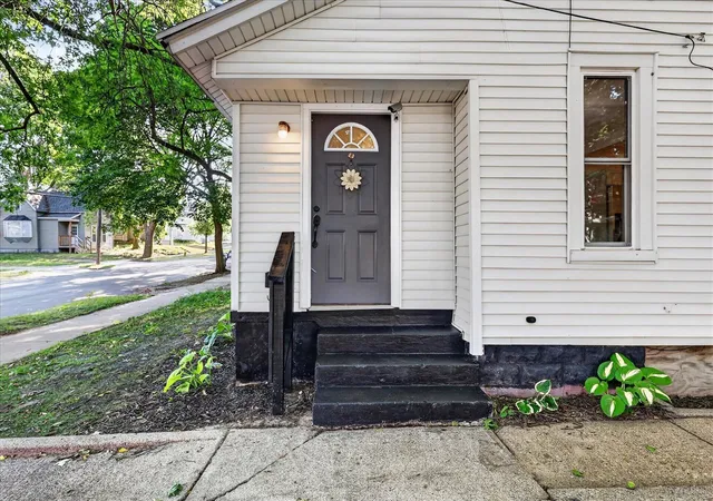 Photo 3 of Sale Pending at 832 Thomas St, Grand Rapids, MI 49506 | MLS# 70547322 | Listing updated on 2026-09-08