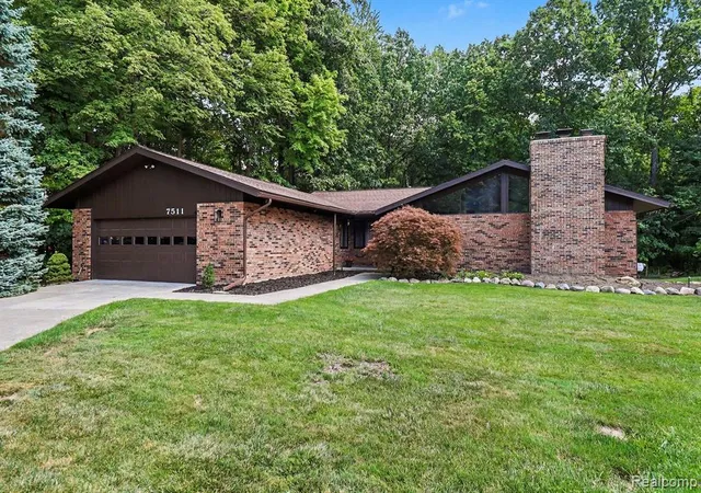 Photo 3 of Sale Pending at 7511 Tiverton Ct, West Bloomfield, MI 48322 2804 | MLS# 61023420 | Listing updated on 2026-09-14