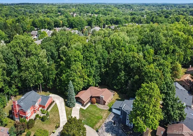 Photo 4 of Sale Pending at 7511 Tiverton Ct, West Bloomfield, MI 48322 2804 | MLS# 61023420 | Listing updated on 2026-09-14