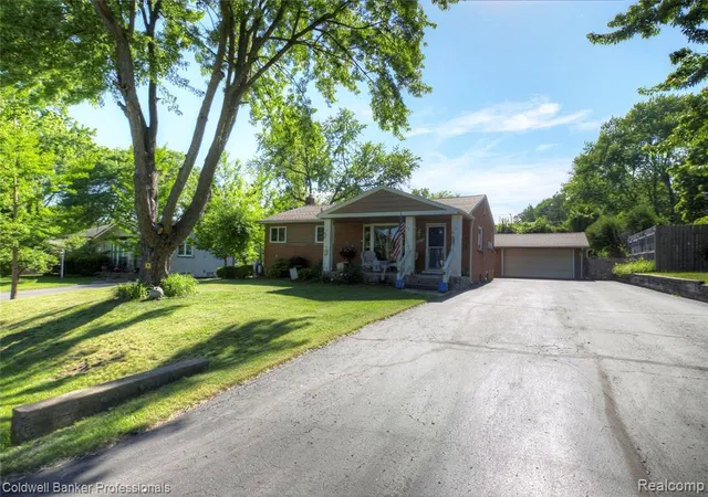 Homes for sale in Waterford, MI | 373 Tilmor Dr, Waterford, MI 48328 | MLS# 60999479