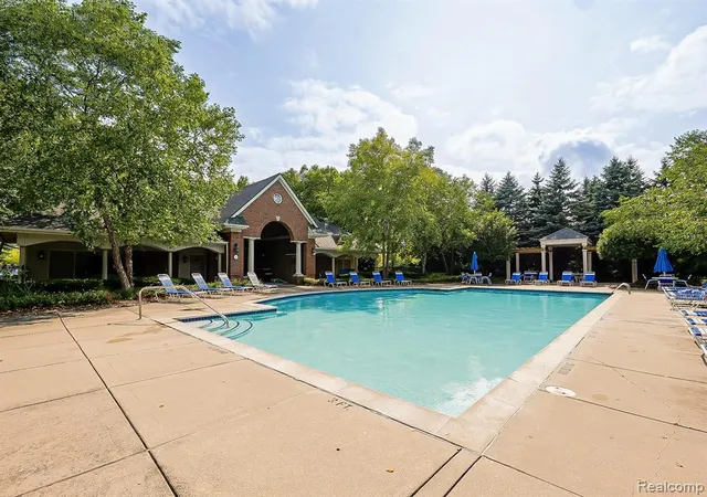 Listing Photo 2 - Condo for sale in building located at 24202 Chesapeake Cir, Commerce Charter Township Oakland, MI 48390 - Unit #
