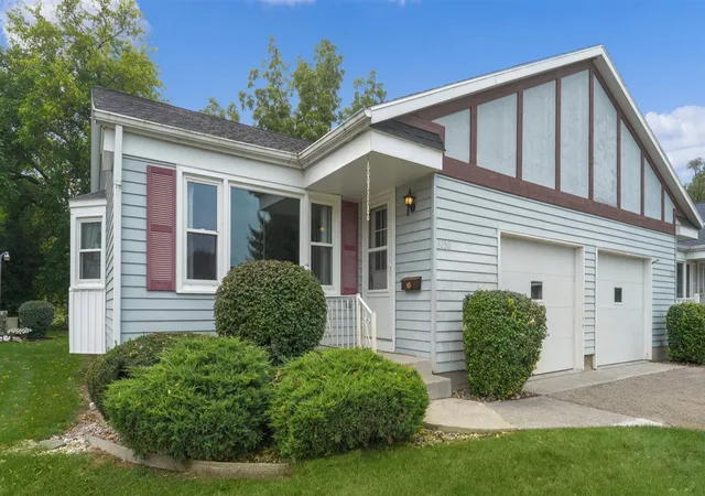 Homes for sale in Jenison, MI | 1050 Village Ln, Jenison, MI 49428 | MLS# 70495332
