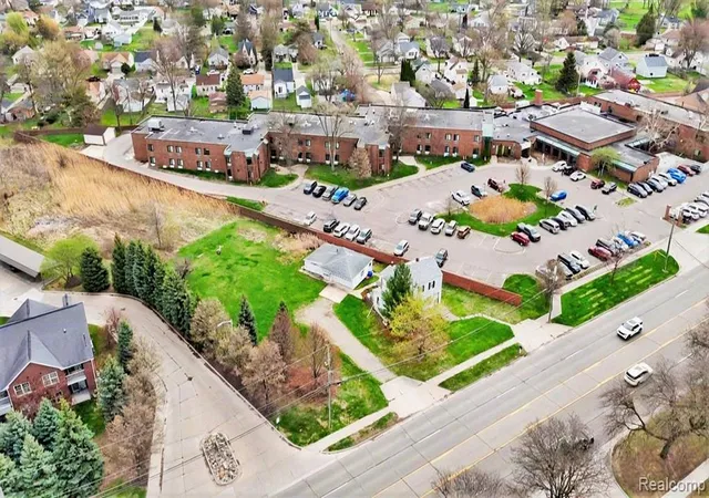5th image of 33420 Utica Rd, Fraser, MI 48026 | MLS# 60985385