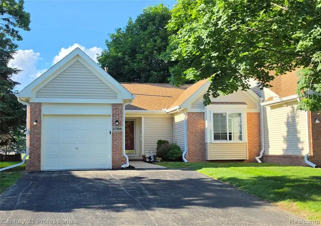 Homes for sale in Westland, MI | 37186 Amhurst Dr #5, Westland, MI 48185 | MLS# 61007407