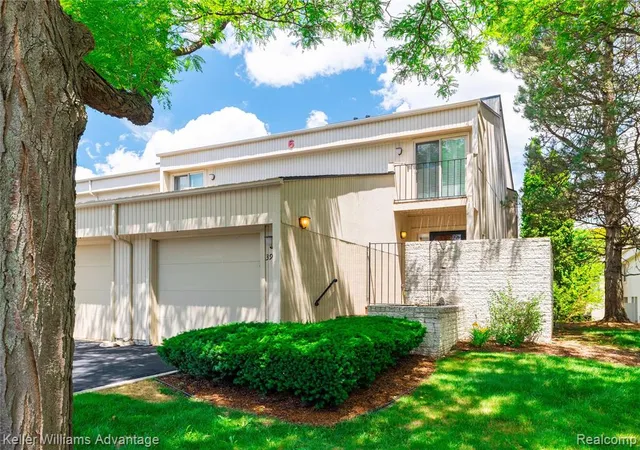 Homes for sale in Novi, MI | 39478 Country Ln, Novi, MI 48375 | MLS# 61005238