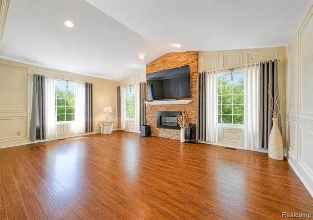 Photo 4 of Sale Pending at 38757 Plumbrook Dr, Farmington Hills, MI 48331 2905 | MLS# 61024961 | Listing updated on 2026-09-02