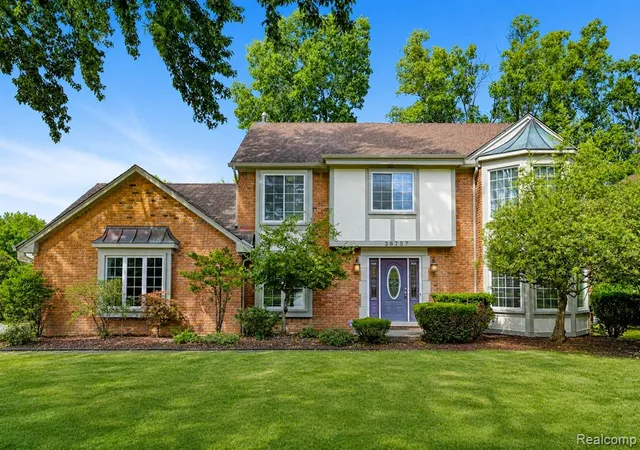 Photo 5 of Sale Pending at 38757 Plumbrook Dr, Farmington Hills, MI 48331 2905 | MLS# 61024961 | Listing updated on 2026-09-02