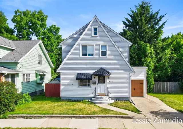 1st image of 947 Lyon St, Grand Rapids, MI 49503 | MLS# 70539496