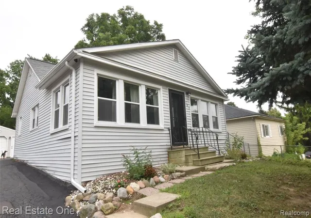 1st image of 763 S Winding Dr, Waterford, MI 48328 | MLS# 61021422