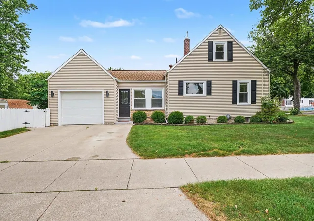 Homes for sale in Essexville, MI | 100 Main St, Essexville, MI 48732 | MLS# 50214679