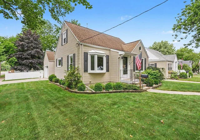 Homes for sale in Essexville, MI | 100 Main St, Essexville, MI 48732 | MLS# 50214679