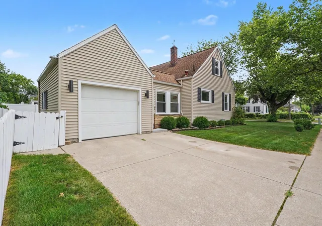 Homes for sale in Essexville, MI | 100 Main St, Essexville, MI 48732 | MLS# 50214679