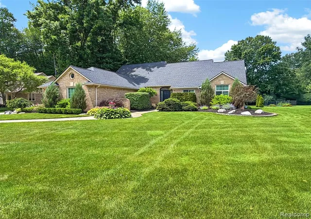 3rd image of 6713 Aurora Dr, Troy, MI 48098 | MLS# 61008314