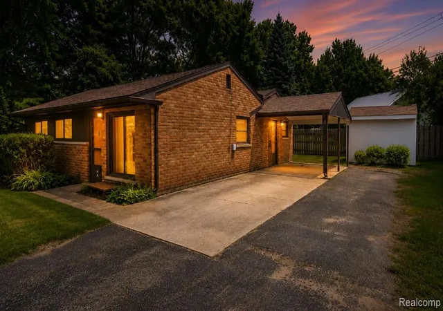 Photo 1 of Sale Pending at 5783 Cambrook Ln, Waterford, MI 48329 1517 | MLS# 61012899 | Listing updated on 2026-08-25
