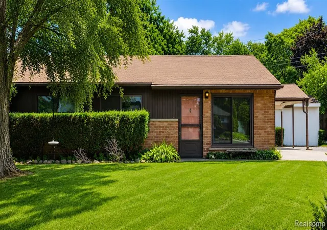 Photo 2 of Sale Pending at 5783 Cambrook Ln, Waterford, MI 48329 1517 | MLS# 61012899 | Listing updated on 2026-08-25
