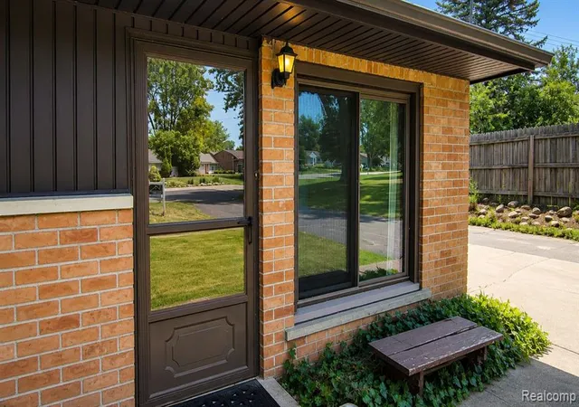 Photo 3 of Sale Pending at 5783 Cambrook Ln, Waterford, MI 48329 1517 | MLS# 61012899 | Listing updated on 2026-08-25