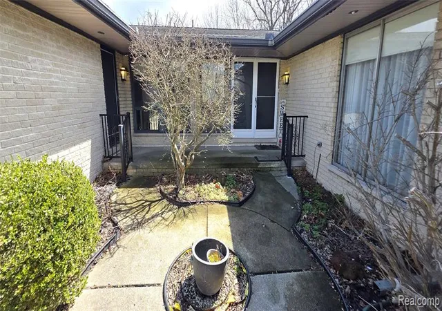 2nd image of 22411 Twyckingham Wy, Southfield, MI 48034 | MLS# 60982972