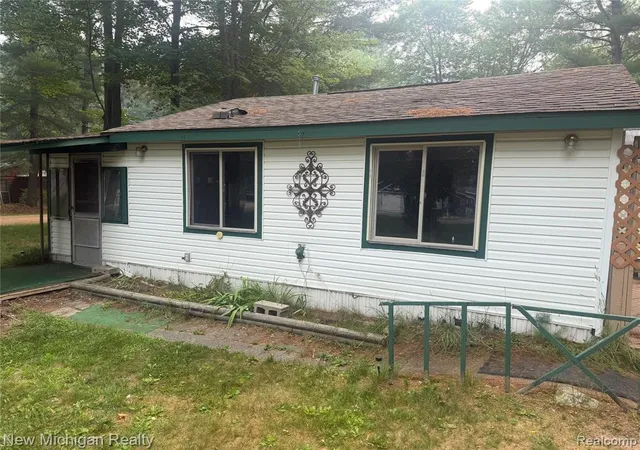 Photo 2 of Single family home for sale at 208 Hickory St, Gladwin, MI 48624 | MLS# 61014964 | Listing updated on 2026-07-28