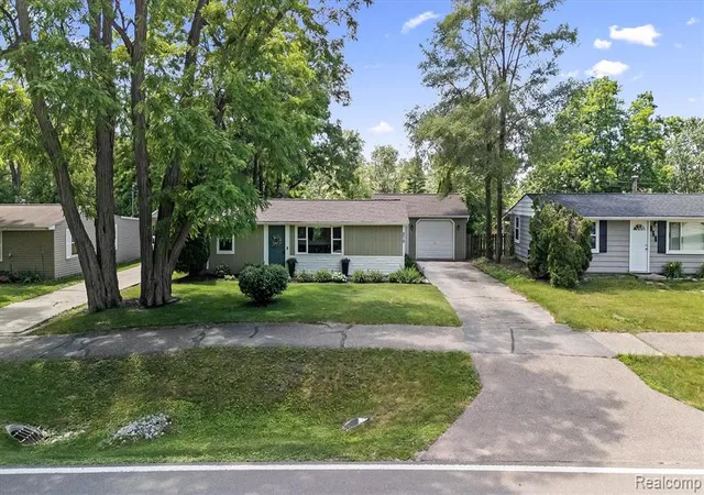 Homes for sale in Lake Orion, MI | 870 Pine Tree Rd, Lake Orion, MI 48362 | MLS# 61002180