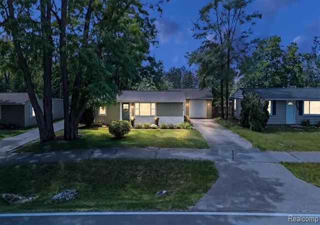 Homes for sale in Lake Orion, MI | 870 Pine Tree Rd, Lake Orion, MI 48362 | MLS# 61002180