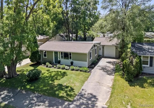 Homes for sale in Lake Orion, MI | 870 Pine Tree Rd, Lake Orion, MI 48362 | MLS# 61002180