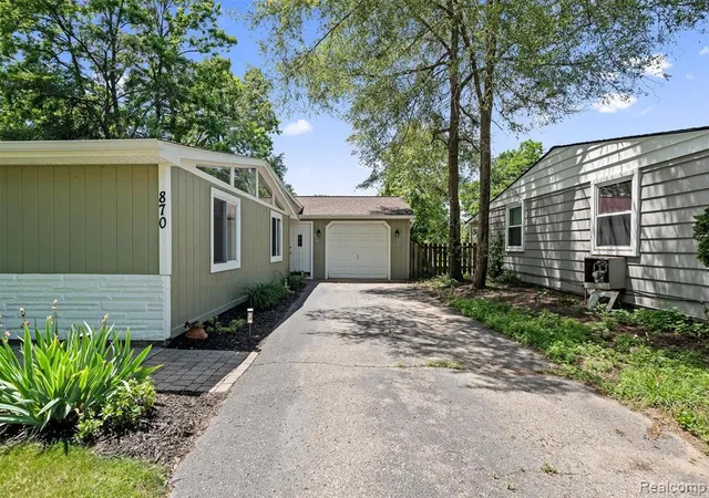 Homes for sale in Lake Orion, MI | 870 Pine Tree Rd, Lake Orion, MI 48362 | MLS# 61002180