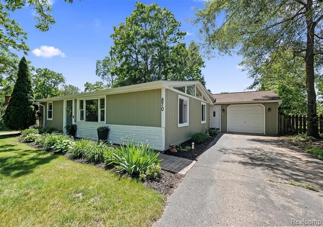 Homes for sale in Lake Orion, MI | 870 Pine Tree Rd, Lake Orion, MI 48362 | MLS# 61002180