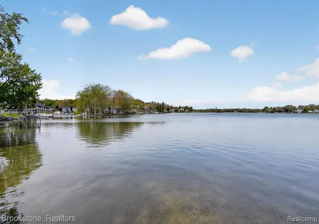 Homes for sale in Waterford, MI | 3695 Lotus Dr, Waterford, MI 48329 | MLS# 60993085