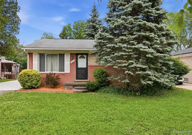 Photo 3 of Single Family Residence at 15032 Arcola St, Livonia, MI 48154 | MLS# 61001647 | | Sold on 2026-06-19