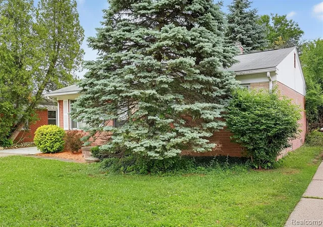 Photo 4 of Single Family Residence at 15032 Arcola St, Livonia, MI 48154 | MLS# 61001647 | | Sold on 2026-06-19