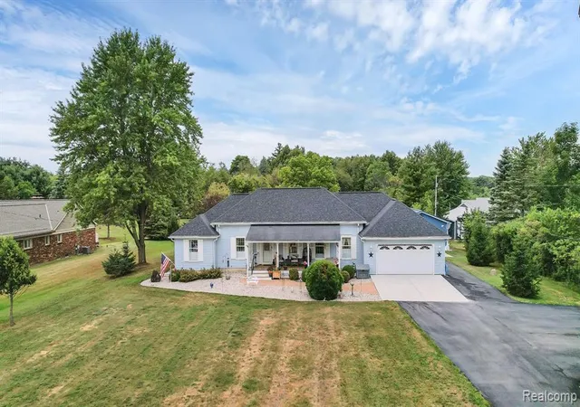 2nd image of 6070 Atlas Rd, Grand Blanc, MI 48439 | MLS# 61021373