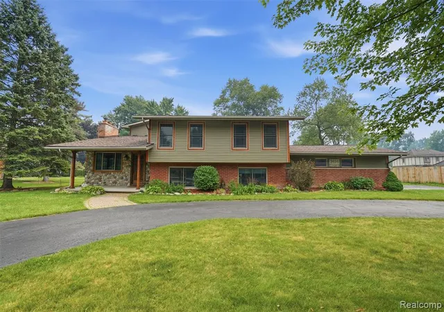 Photo 2 of Single family home for sale at 3454 Paddington Dr, Troy, MI 48084 1243 | MLS# 61014236 | Listing updated on 2026-09-08