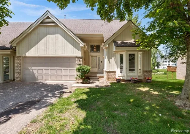 Listing Photo 2 - Condo for sale in building located at 24533 Martel Dr, Farmington Hills, MI 48335