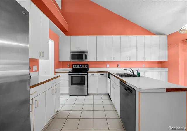 Listing Photo 5 - Condo for sale in building located at 24533 Martel Dr, Farmington Hills, MI 48335