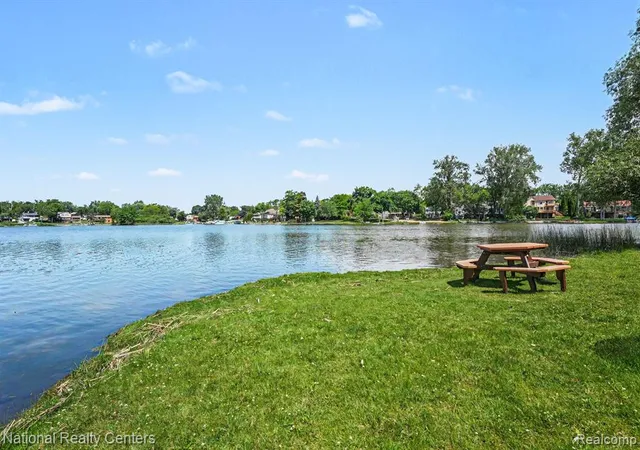 Homes for sale in Waterford, MI | 5076 Harbor Oak Dr, Waterford, MI 48329 | MLS# 61003943