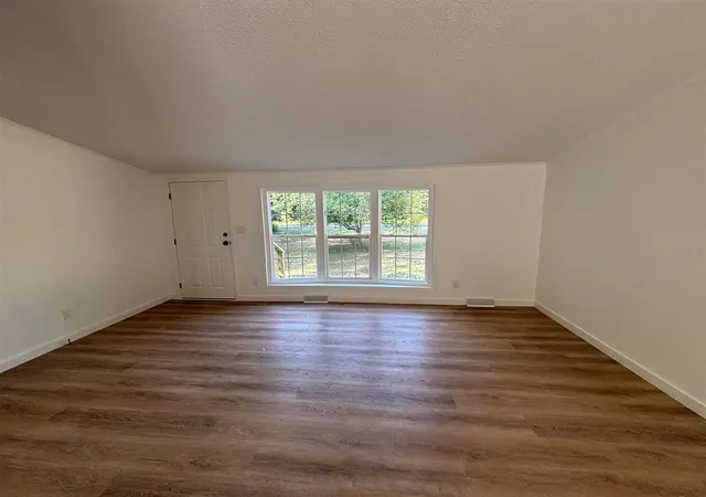 Photo 3 of Single family home for sale at 1495 W Lakewood Rd, Whitehall, MI 49461 | MLS# 70553869 | Listing updated on 2026-09-08