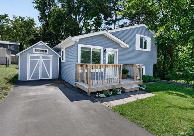 Homes for sale in Waterford, MI | 1037 Miami Ave, Waterford, MI 48327 | MLS# 61003511