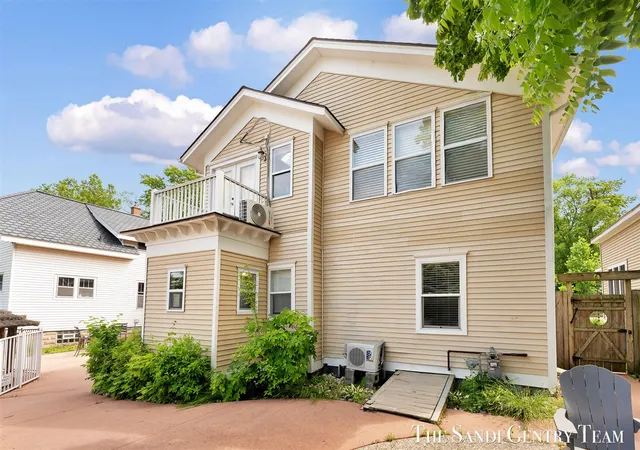 1st image of 209 Clinton Ave, Grand Haven, MI 49417 | MLS# 70523173