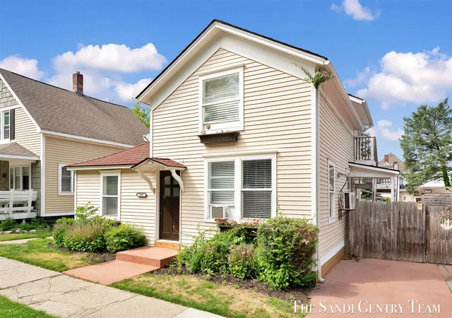 2nd image of 209 Clinton Ave, Grand Haven, MI 49417 | MLS# 70523173
