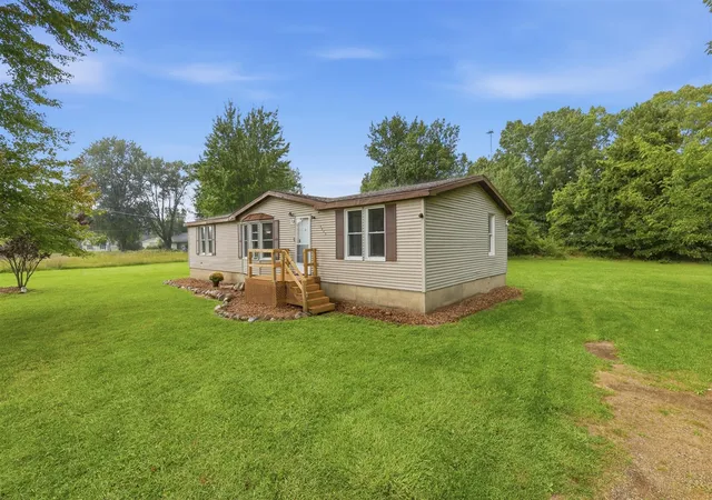 Photo 2 of Sale Pending at 9949 10 Mile Rd, Rockford, MI 49341 | MLS# 70555030 | Listing updated on 2026-09-14