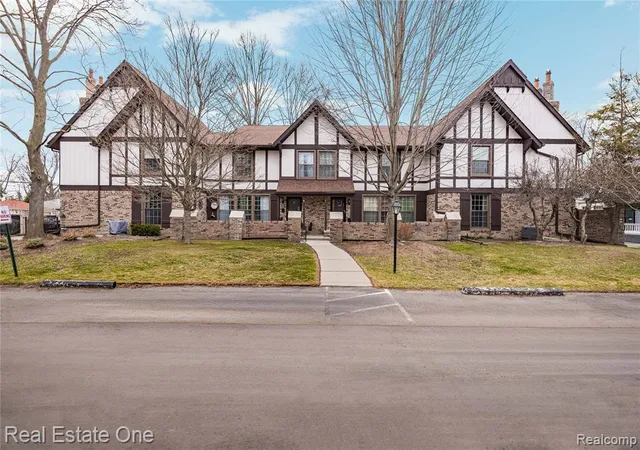 Photo 2 of Condo for sale at 21901 Shore Pointe Ln #39, Saint Clair Shores, MI 48080 | MLS# 61020222 | Listing updated on 2026-09-06