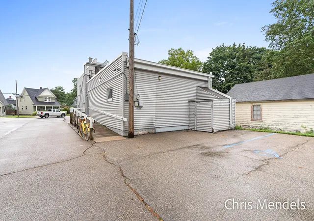 Photo 4 of House for sale at 578 S Shore Dr, Holland, MI 49423 | MLS# 70550991 | Listing updated on 2026-08-21
