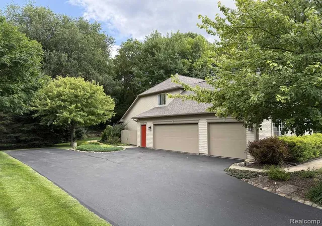 3rd image of 145 Howland Pines Dr, Oxford, MI 48371 | MLS# 61018434