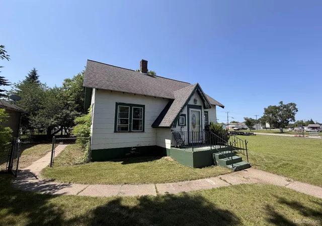 Photo 3 of Single family home for sale at 1225 Washington Ave, Escanaba, MI 49829 | MLS# 50216813 | Listing updated on 2026-09-18