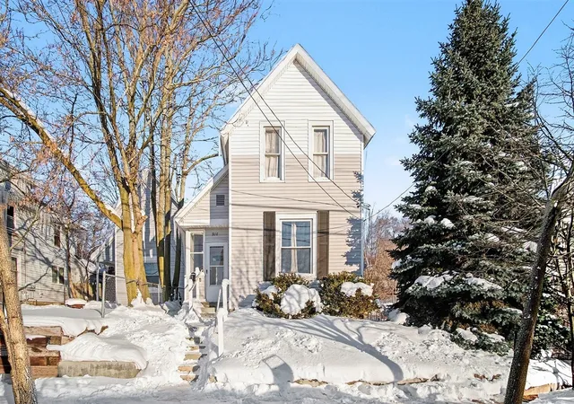Photo 1 of Single family home for sale at 916 Lafayette Ave, Grand Rapids, MI 49503 | MLS# 70530114 | Listing updated on 2026-10-08