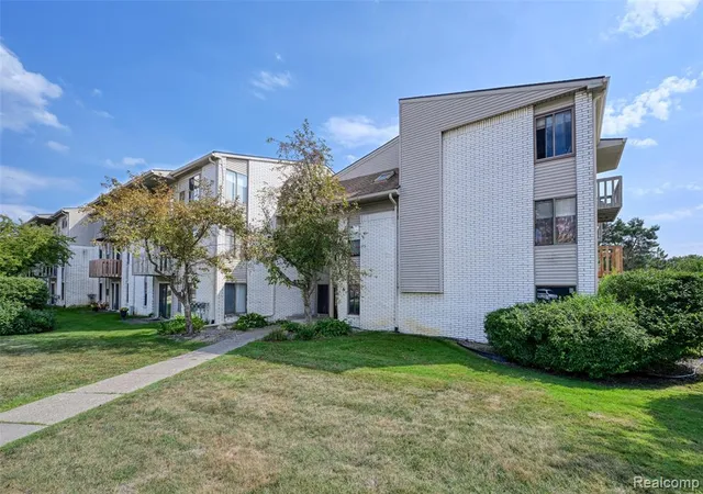 Photo 5 of Condo for sale at 32013 W 12 Mile Rd, Farmington Hills, MI 48334 3652 | MLS# 61024597 | Listing updated on 2026-08-29
